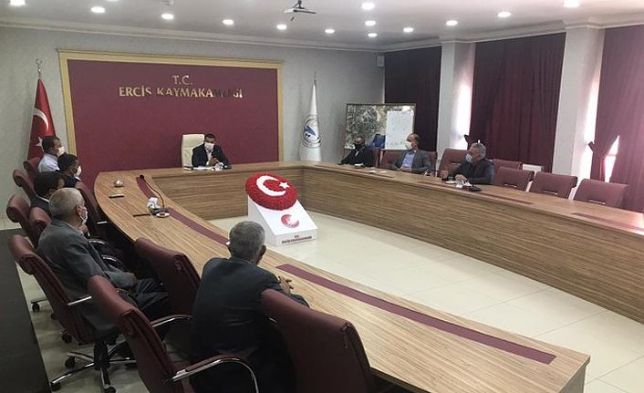 Erciş Kaymakamı Mehmetbeyoğlu muhtarlarla bir araya geldi