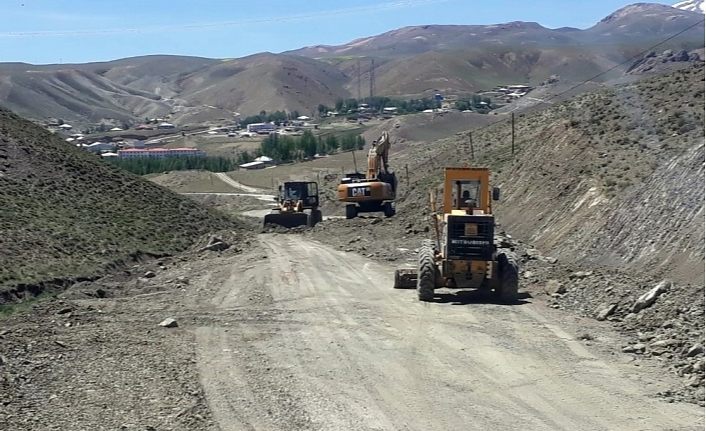 Van Büyükşehir Belediyesinden 13 ilçede yol çalışması