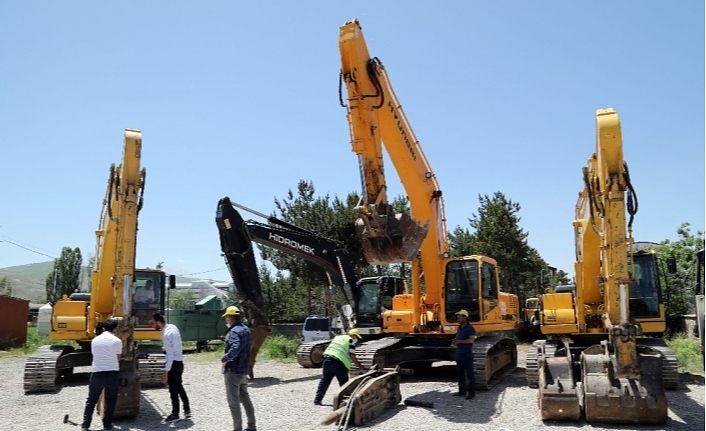 Van Büyükşehir Belediyesinin tarımsal hizmet araçları her yerde