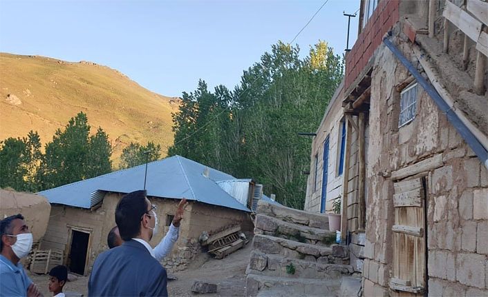 Van Saray Kaymakamı Aydın depremzedeleri ziyaret etti