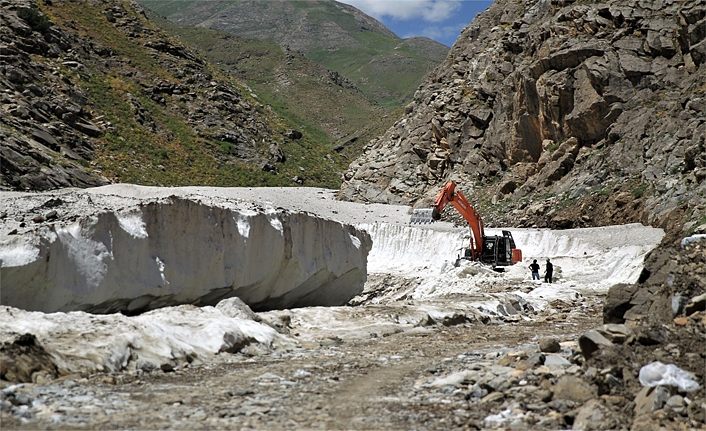 Van’da karla mücadele çalışması sürüyor