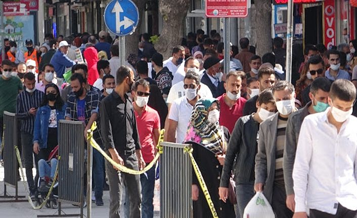 VANLILAR DİKKAT! Van’da koronavirüs salgını evlerden sokağa indi