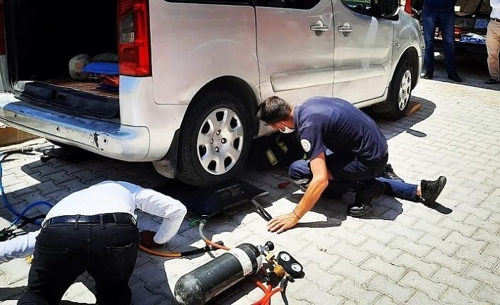 Araç motorunda sıkışan kedi kurtarıldı