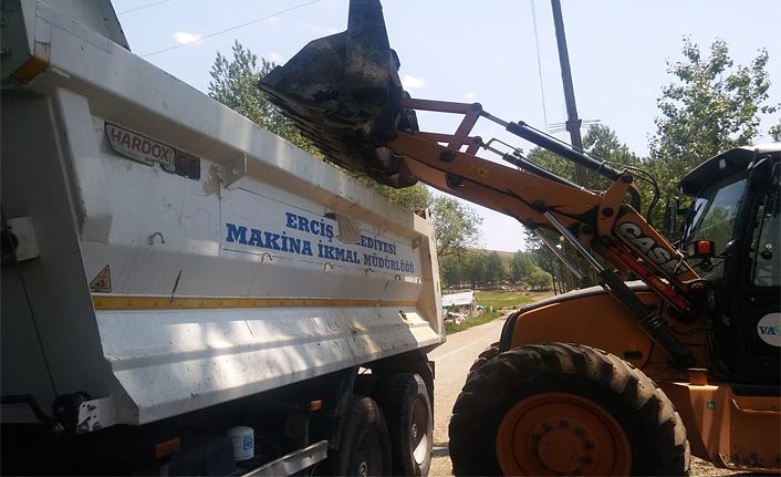 Erciş’te kül, gübre ve çöp yığınları kaldırıldı
