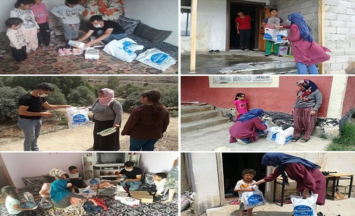 Gürpınar’da Bir Çocukta Sen Giydir projesi kapmasında toplanan kıyafetler dağıtılıyor