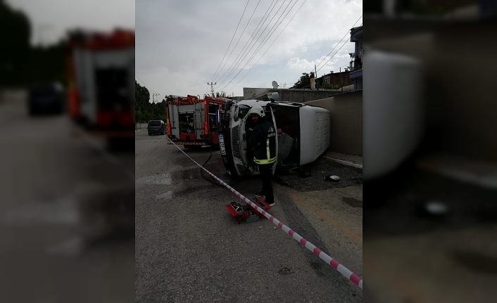 Van'da direksiyon hakimiyeti kaybedilen kamyonet takla attı