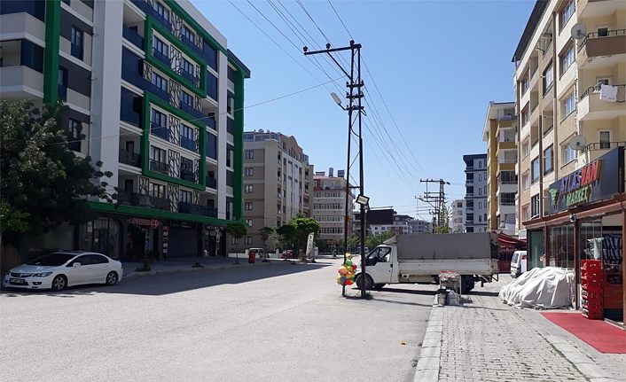 Van'da yol ortasındaki elektrik direkleri tehlike saçıyor