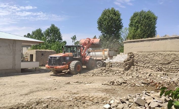 Van Tuşba’da metruk yapılar tek tek yıkılıyor