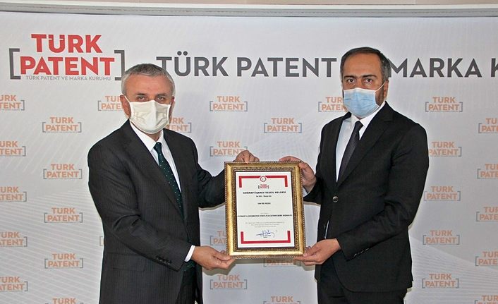 Van YYÜ Rektörü Şevli Kahvaltı ve Gül Reçeli Tescil Belgelerini aldı