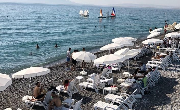 Vanlılar Van Gölü’ne akın etti