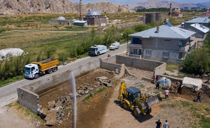 İpekyolu’nda ahır yıkımları devam ediyor
