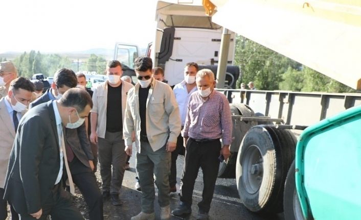 Köylerde sıcak asfalt yol çalışmaları sürüyor