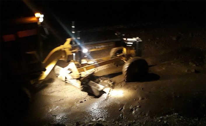Van Büyükşehir Belediyesinden sel sonrası yol açma ve balçık temizleme çalışması