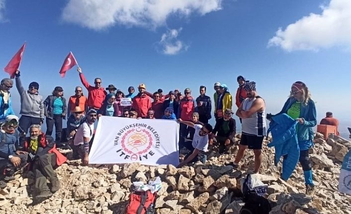 Van Büyükşehir Belediyesinin itfaiyecileri Ağrı Dağı’na tırmanacak