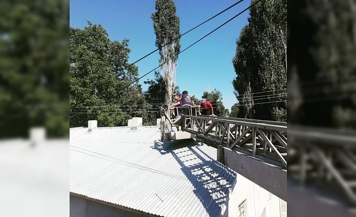 Van'da iki kafadar çocuk çıktıkları çatıda mahsur kaldılar