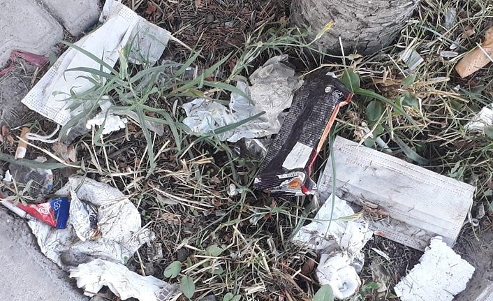 Van'da yerlere gelişi güzel atılan maskeler tehlike saçıyor