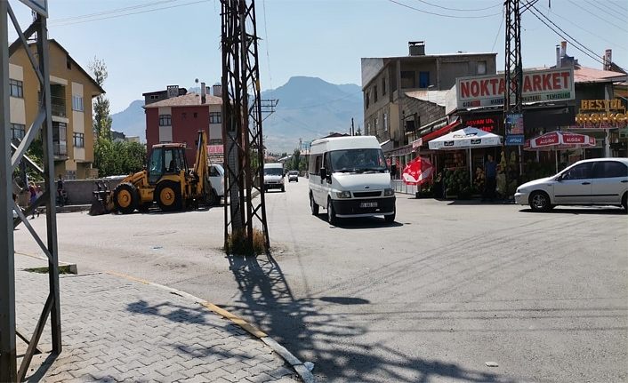 Van'da yol ortasındaki direkler kazaya davetiye çıkarıyor
