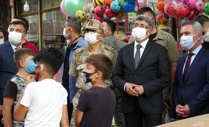 Van Valisi Bilmez balkonda oturan kadınları uyardı: "Aman dikkat edin"