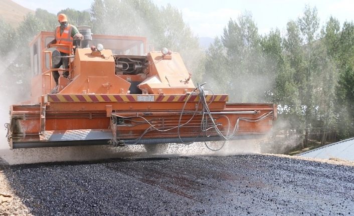 Erciş’te 13,5 kilometrelik grup mahalle yolunda asfalt çalışması