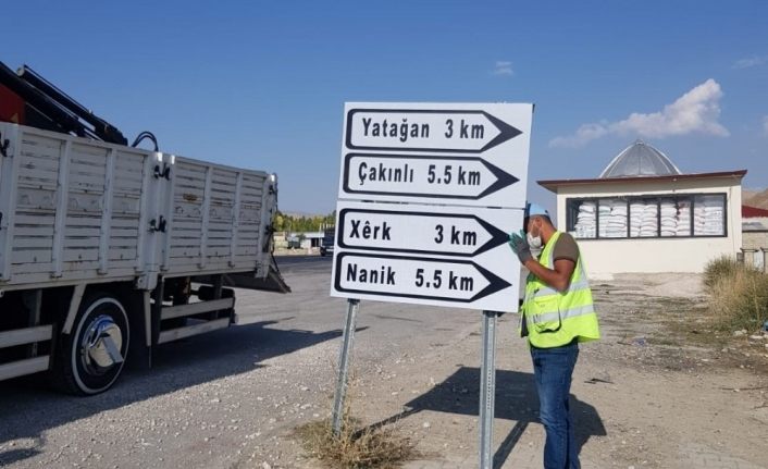 Gürpınar’da mahalle yön tabelaları yenileniyor