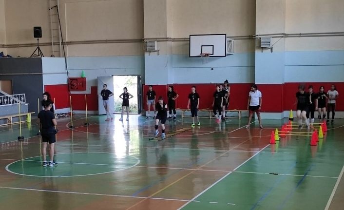 Van Büyükşehir Belediyesinin kadın voleybol takımı hazırlıklarına başladı