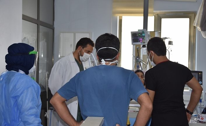 Van SBÜ Başhekimi Çelik, Covid-19 servisini ziyaret etti