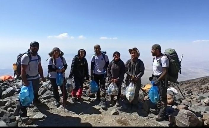 Vanlı dağcıların Ağrı Dağı’nda çöp tepkisi