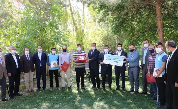 Erciş Kaymakamı Mehmetbeyoğlu, Teknofest2020’de dereceye giren öğrencileri kabul etti