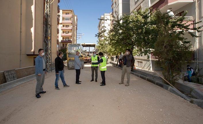 İpekyolu Kaymakamı Aslan, yol yapım çalışmalarını yerinde inceledi