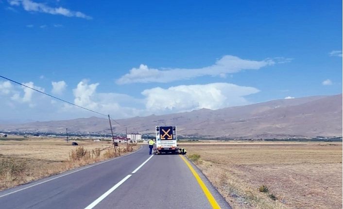 Van Büyükşehir Belediyesi yol şerit çizgi çalışmalarını sürdürüyor