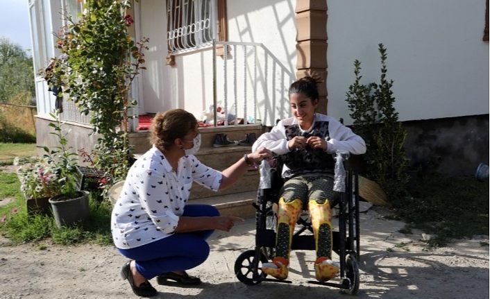 Van Büyükşehir Belediyesinden 4 engelli vatandaşa tekerlekli sandalye