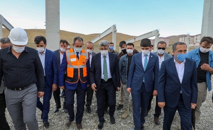 Van Valisi Bilmez, Gürpınar'daki ayakkabı fabrikası inşaatını inceledi