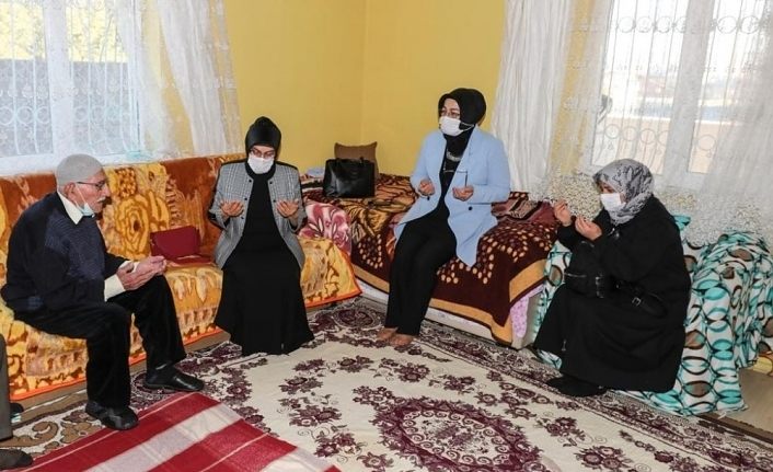 Van Valisi Bilmez’in eşinden 117 yaşındaki Hüseyin dedeye ziyaret