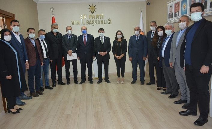 AK Parti Van İl Başkanı Türkmenoğlu il başkan yardımcılarına mazbatalarını verdi