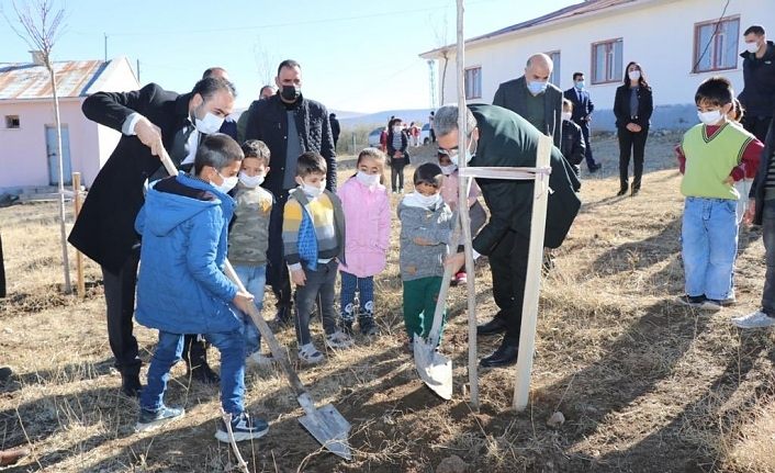 Edremit Belediye Başkanı Say, şehit öğretmenler anısına fidan dikti