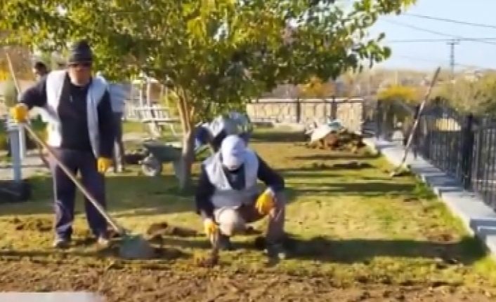 Edremit Belediyesi parklarda kış hazırlı yaptı