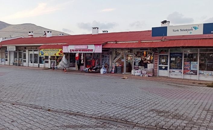 Gevaş Belediyesi esnaf dükkânlarının dış cephesini yeniliyor