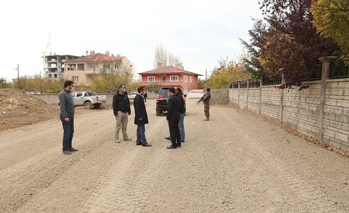 İpekyolu Kaymakamı Aslan, Hatuniye Mahallesi’ndeki çalışmaları inceledi