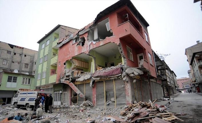Van depremi şehitlerini rahmetle anıyoruz