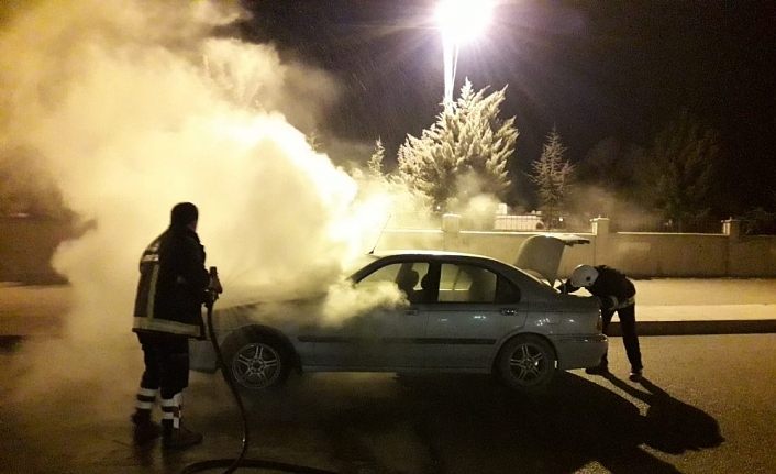 Van’da seyir halindeki otomobil yandı