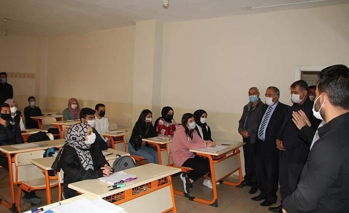 AK Parti Van Milletvekili Arvas, Ercişli öğrencilere kitap bağışında bulundu