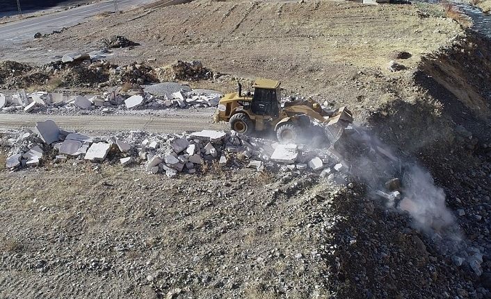 Çatak Belediyesi tehdit oluşturan metruk yapıları yıkıyor