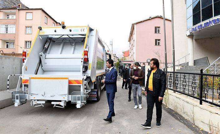 Çevre ve Şehircilik Bakanlığı’ndan Çatak’a çöp kamyonu desteği
