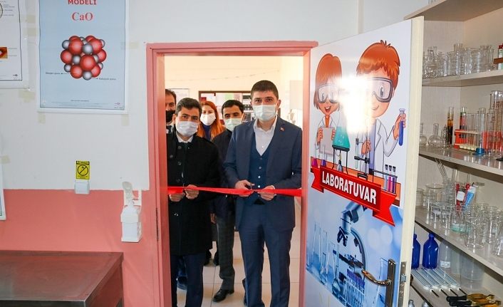 Gürpınar Kaymakamı Kayabaşı laboratuvar ve kütüphanenin açılışını yaptı