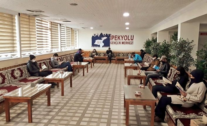 İpekyolu Gençlik Merkezi’nde gençler kitap okumanın keyfini çıkartıyor