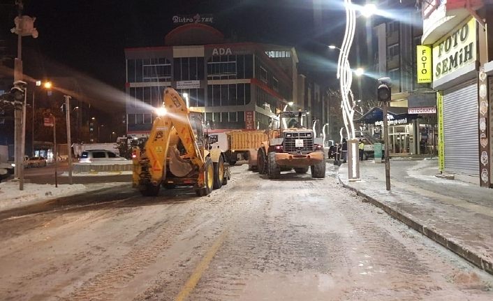 Van Büyükşehir Belediyesi’nden kar mesaisi