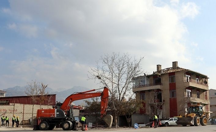 Van Büyükşehir Şerefiye Caddesi’ndeki kavşak düzenlemesine başladı