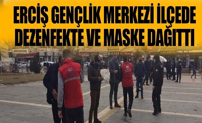ERCiŞ GENÇLiK MERKEZi iLÇEDE DEZENFEKTE VE MASKE DAĞITTI