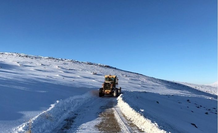 Van Büyükşehir Belediyesi kırsalda karla mücadelesini sürdürüyor