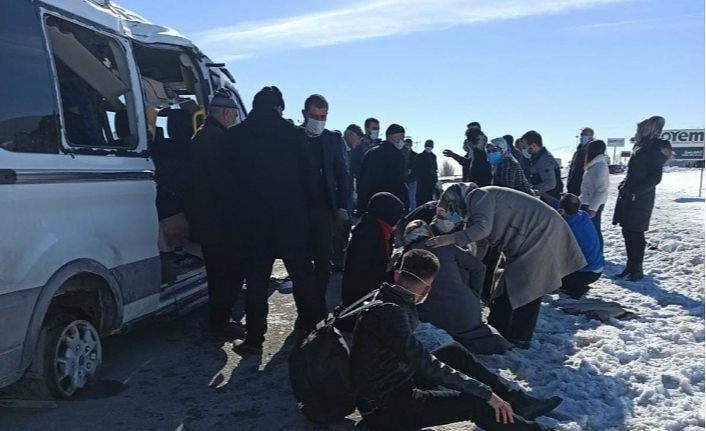 Yolcu minibüsü takla attı: 8 yaralı